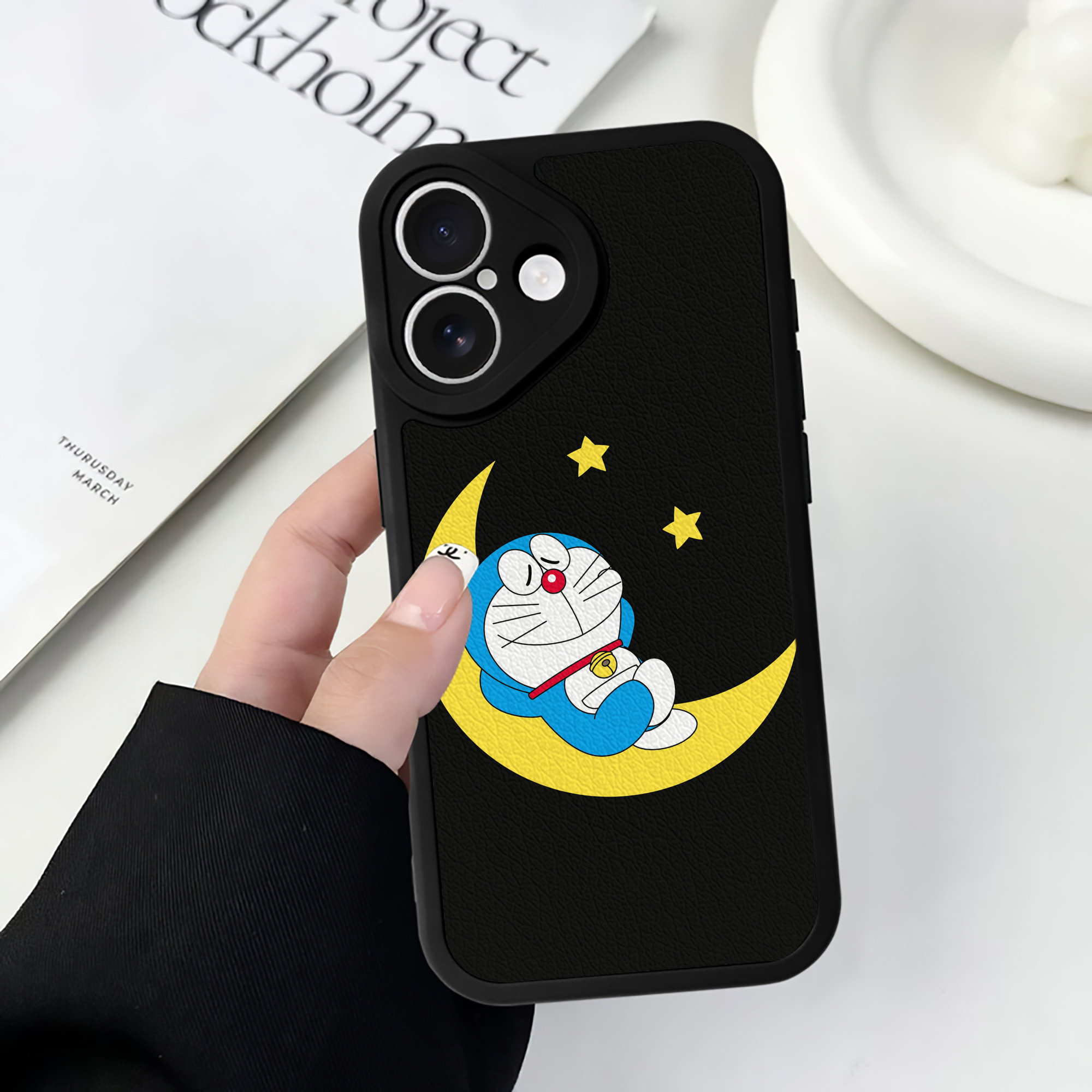 （画像用） ドラえもん Doraemon 【iPhone 16シリーズ対応】シリコンスマホケース（レザー調） 材質：シリコン
